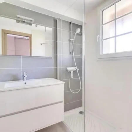 公寓 Of 44 M2 With Balcony In Saint-raphael